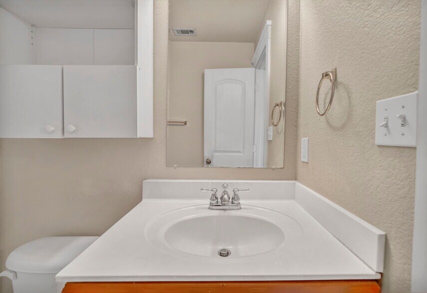 Building Photo - 710 Claremont Pky