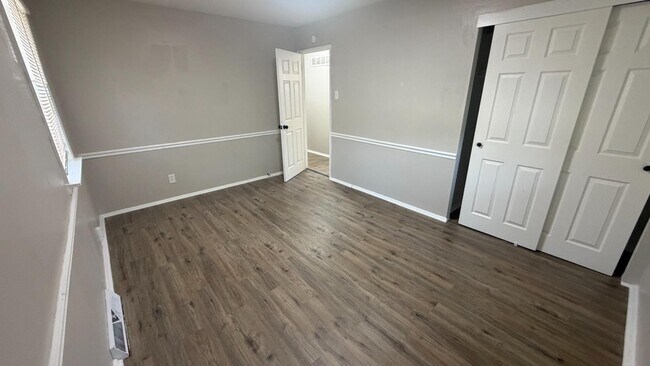 Building Photo - 10049 Lilac Ave