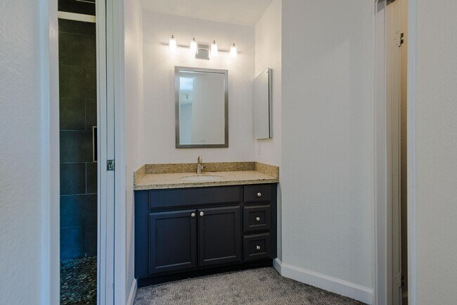 Building Photo - EPIC REA:End-Unit & Top 2 Floor (Penthouse...