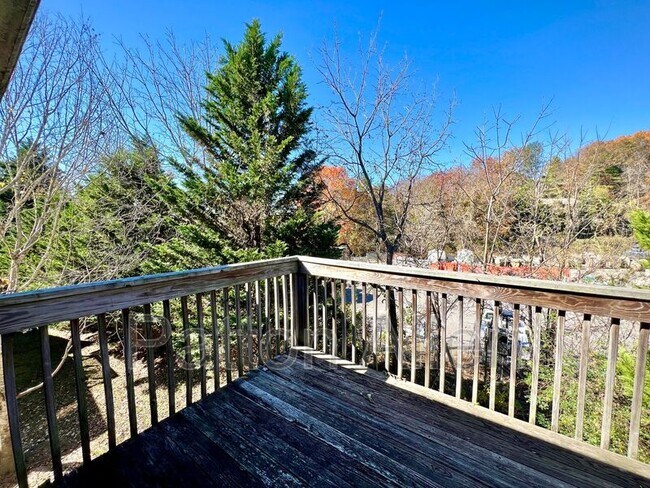 Building Photo - 8 Zell Ln