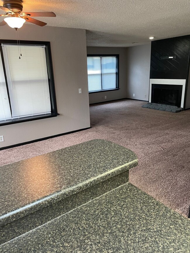 Building Photo - 3 bed 2.5 bath