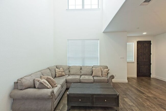 Building Photo - 3116 Gaylord Dr