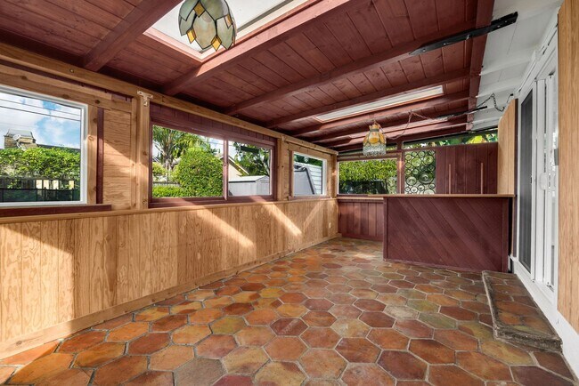 Building Photo - Desirable Fullerton Home 4 Bed 2 Bath w/ Pool & Jacuzzi