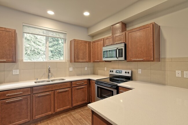 Building Photo - Spacious Townhome Near Silver Lake!