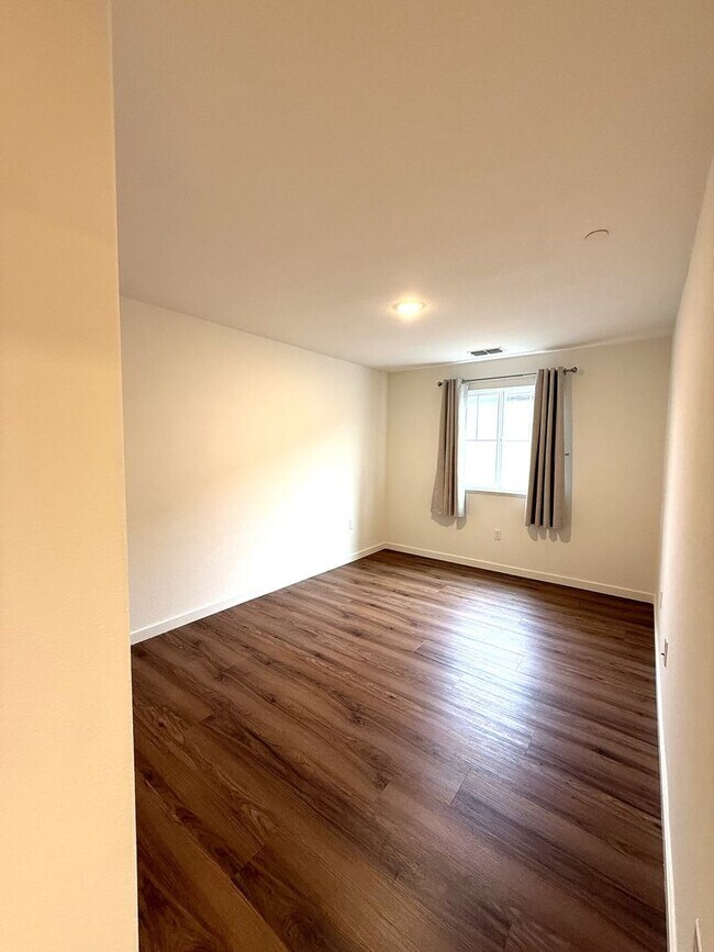 Building Photo - Energy-Efficient Emerson Ranch Home | 5 Bed + Owned Solar, Powerwall, EV Charging & Beautiful Bac...