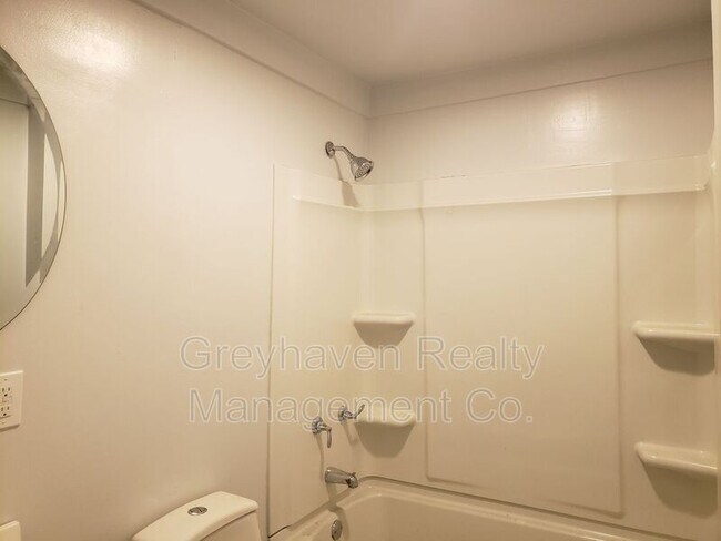 Building Photo - 924 W 37th St