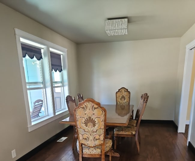 Building Photo - Move in Credit of $1,200! Spacious Two Sto...