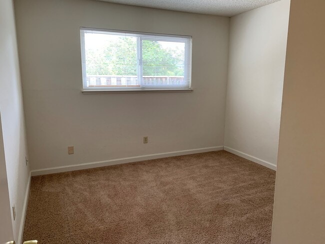 Building Photo - Spacious 2 bed/1.5 bath condo in Martinez