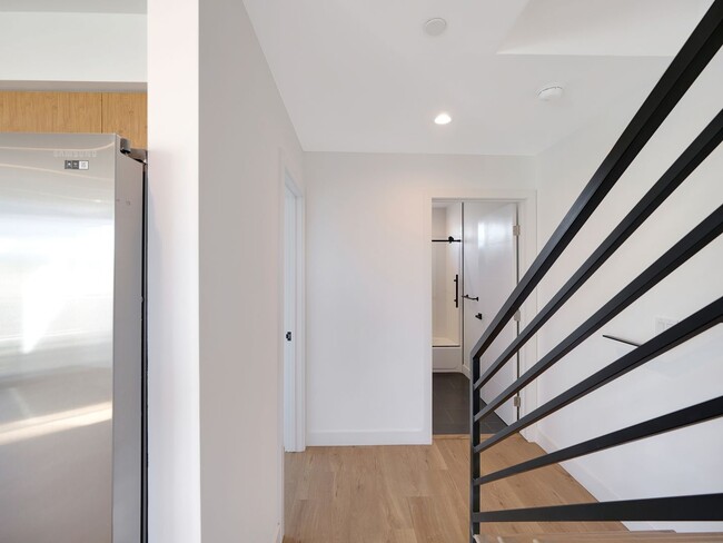 Building Photo - Massive 4 & 5 Bed Luxury Townhomes