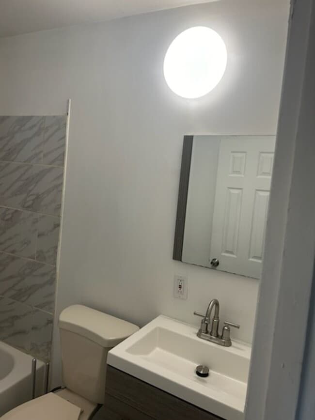 Building Photo - Spacious 3 bedroom apartment for rent in B...