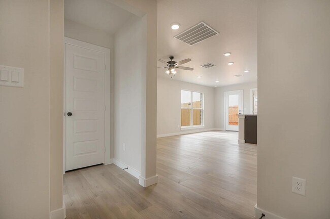 Building Photo - PRE-LEASING for JULY MOVE-IN - Charming 3 Bedroom Home