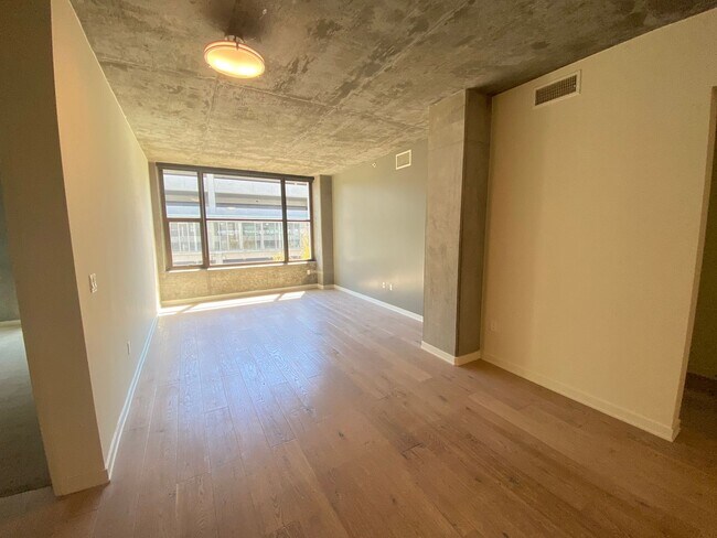 Building Photo - Advent - Gorgeous & Bright Contemporary Style Condo W/ Parking & Laundry!
