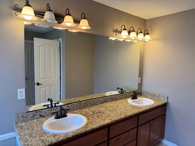 Building Photo - NEW TO MARKET/ LARGE 2 STORY HOME ON PRIVA...