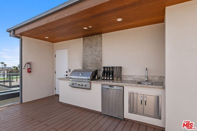 Building Photo - 1251 N Formosa Ave