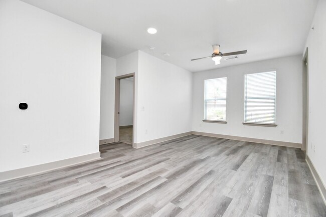 Building Photo - 2020 Grandway Dr