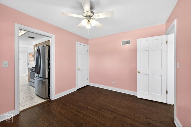 Building Photo - 304 E Golf Rd