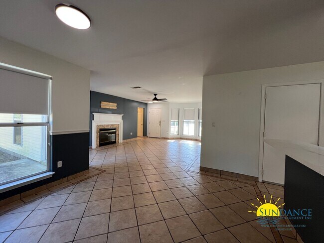 Building Photo - Gorgeous 3 Bedroom Home in Crestview!