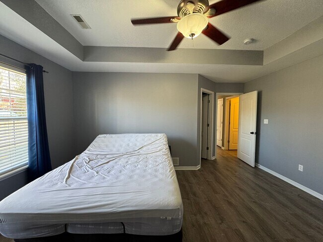 Building Photo - 2603 Oakfield Dr