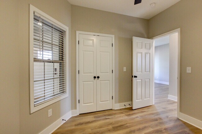 Building Photo - 102 Riverbend Dr