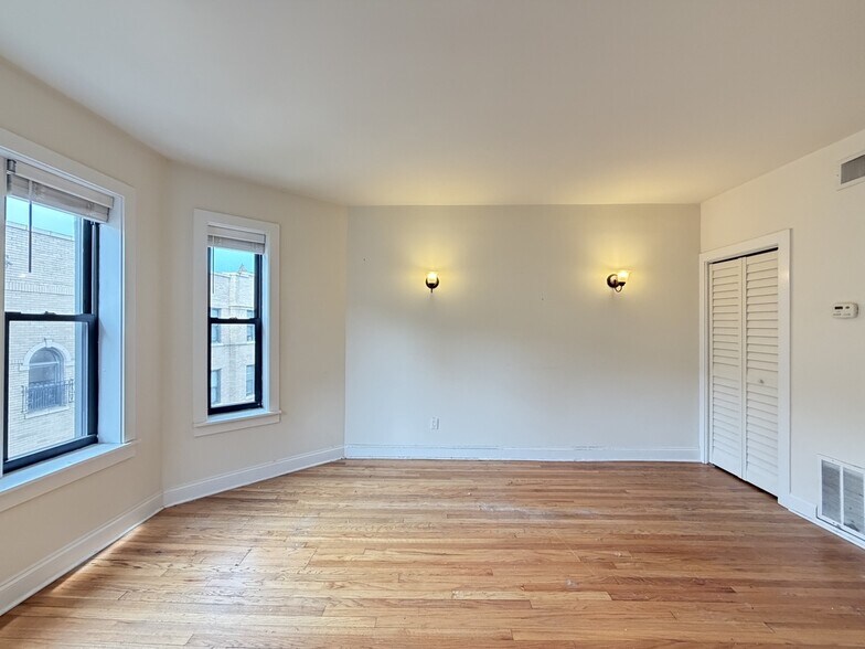 Building Photo - 4127 N Ashland Ave