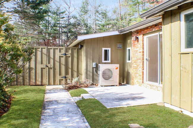 Building Photo - 21 Woodbury Rd