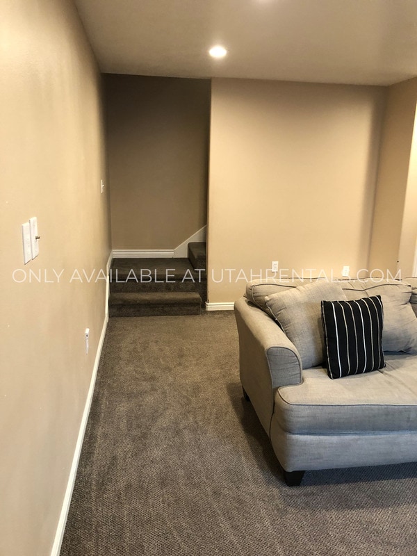 Building Photo - 466 S 400 W