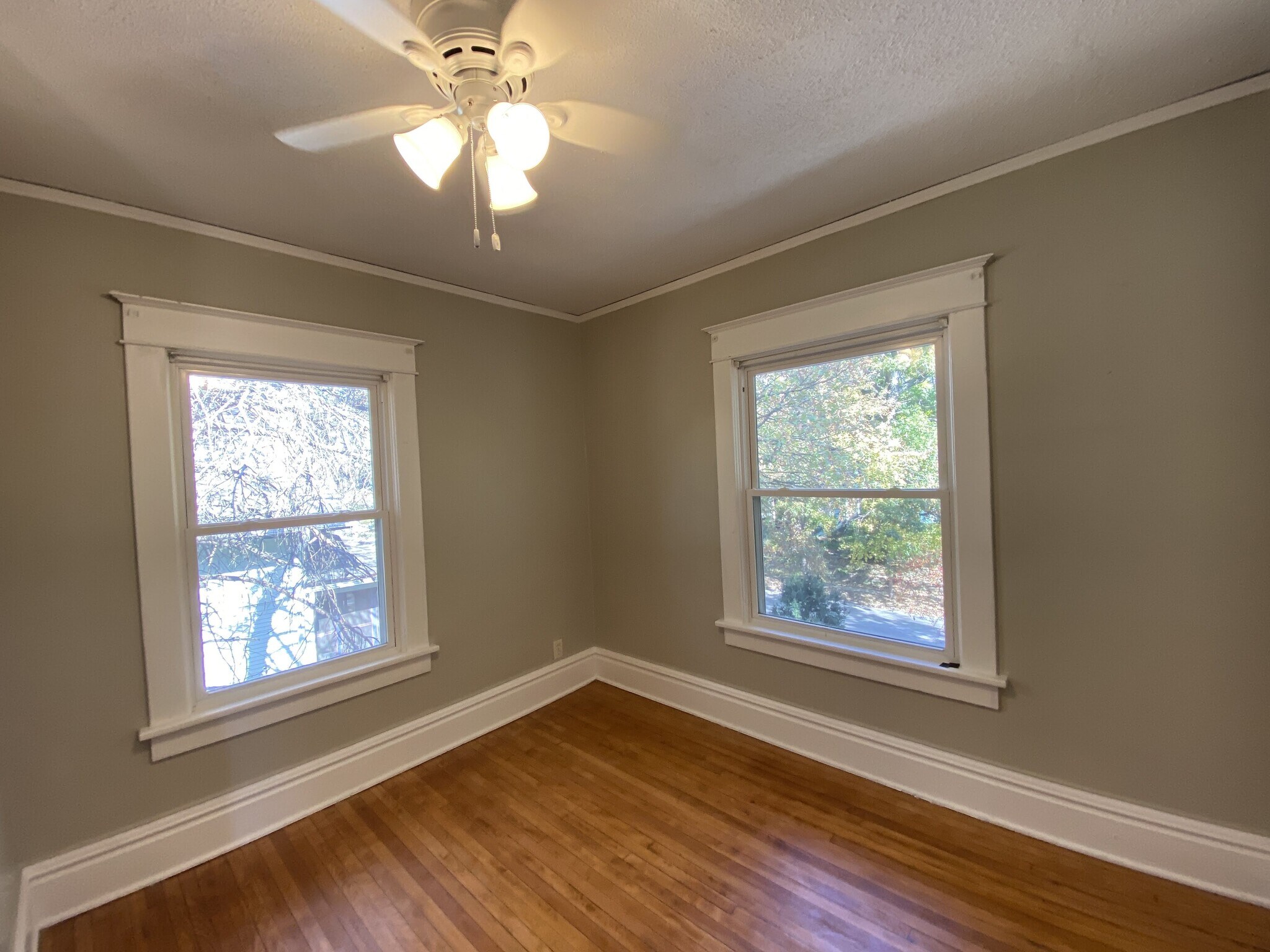 Building Photo - 1622 E 8th St