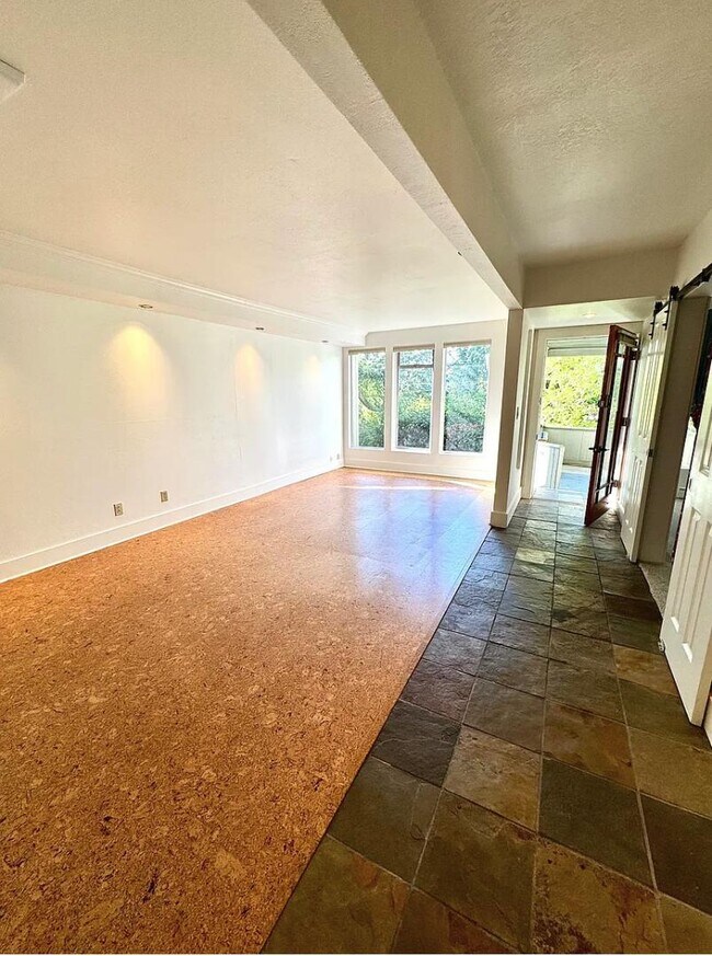 Building Photo - 1038 Lakeview Blvd E