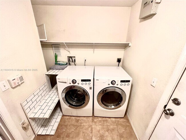 Building Photo - 1309 Belmont Pl