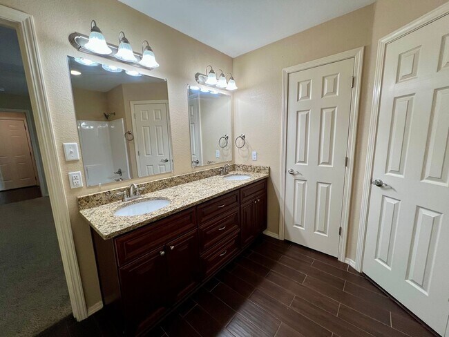 Building Photo - 511 Ridge Point Dr