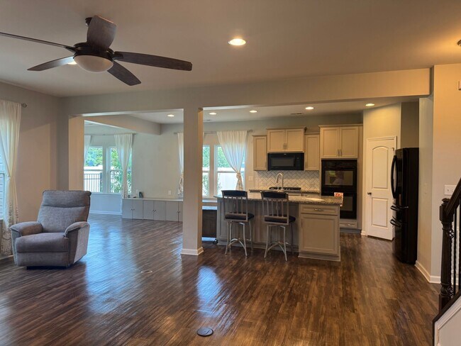 Building Photo - Five Bedroom Home in The Villages of Denver