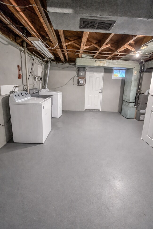 Building Photo - Home with Modern Kitchen, Finished Basement & Backyard Deck