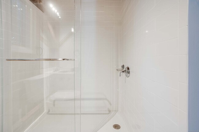 Building Photo - 123 Cove Rd