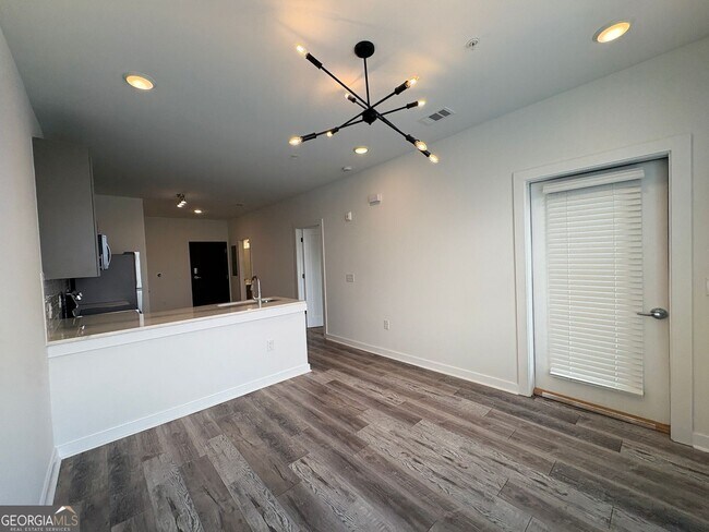 Building Photo - 525 Parkway Dr NE