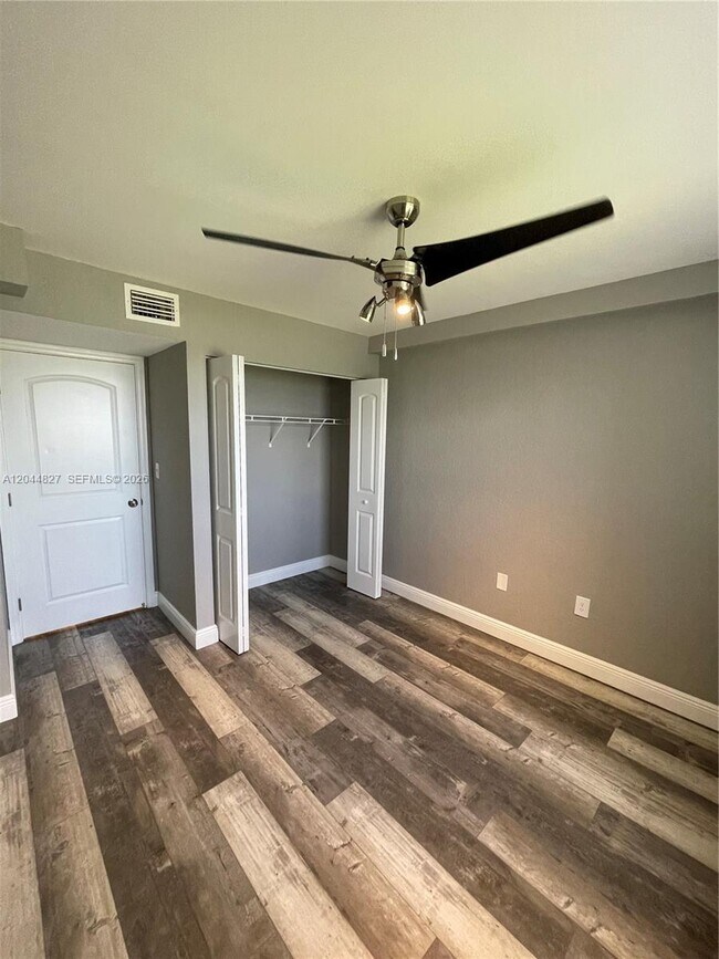 Building Photo - 2831 N Oakland Forest Dr