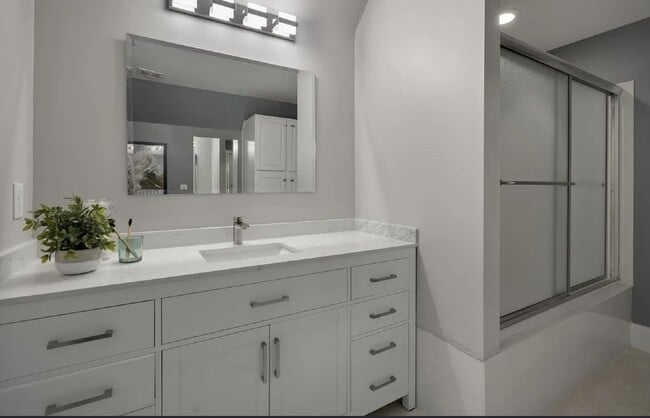 Building Photo - 5909 Greenevers Dr