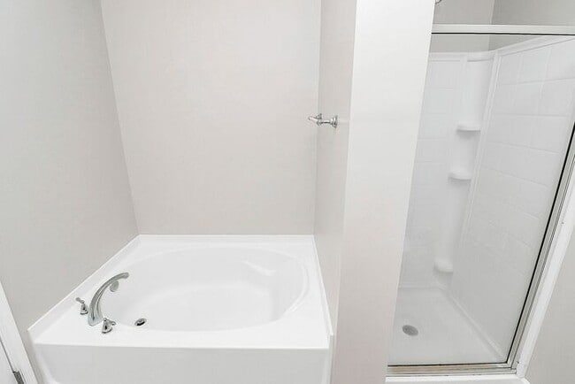 Building Photo - Beautiful End Unit 3BD/2.5BA Townhome in t...