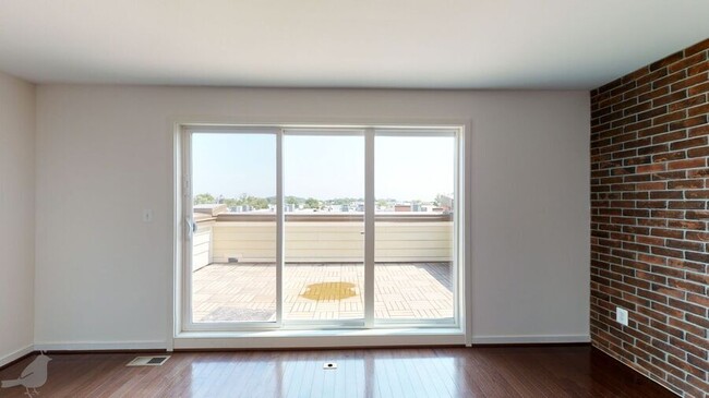 Building Photo - 517 Regent Pl NE