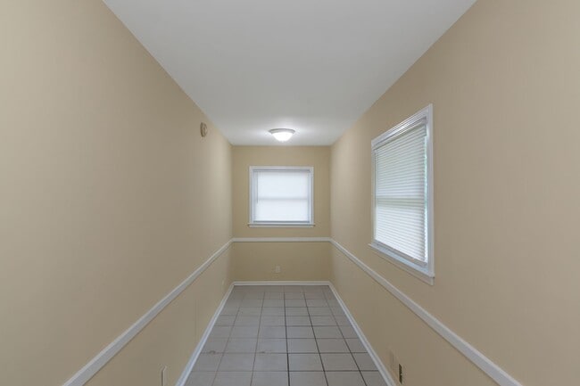 Building Photo - Beautiful 3 Bed 2 Bath Ranch home with a H...