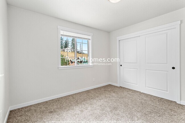 Building Photo - Vibrant Four-Bedroom Country Retreat with ...