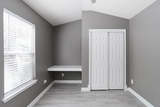 Building Photo - 692 Scheel-