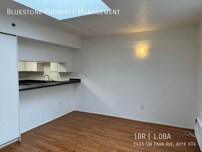 Building Photo - MOVE IN READY! Skylit 1 Bedroom on the Par...