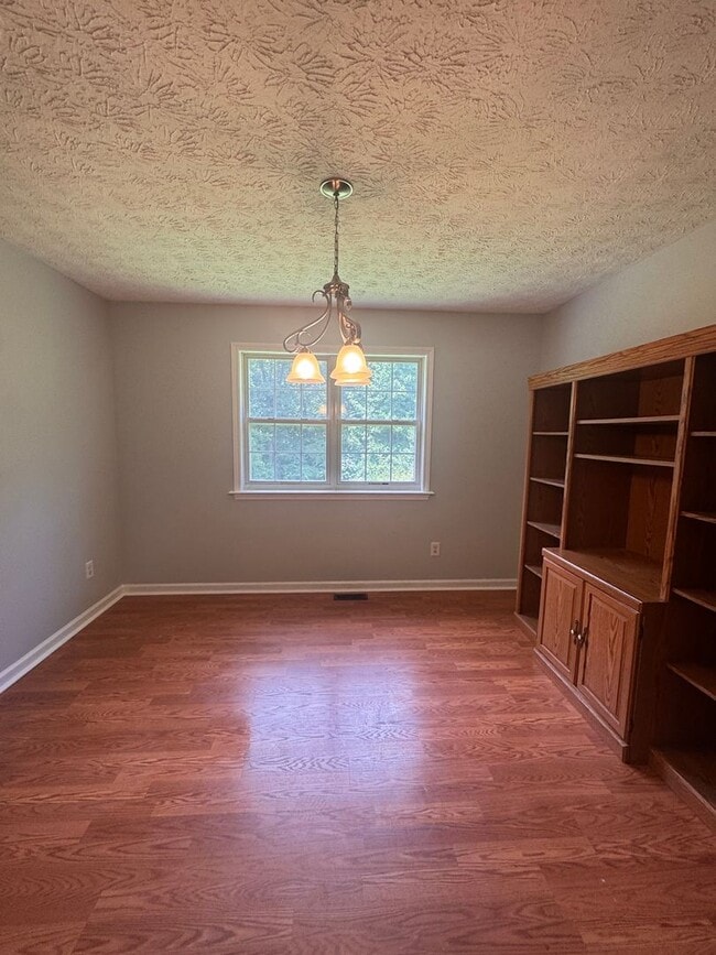 Building Photo - Beautiful 3BR Home for Rent in Toccoa, GA with Fenced Yard & 2-Car Garage