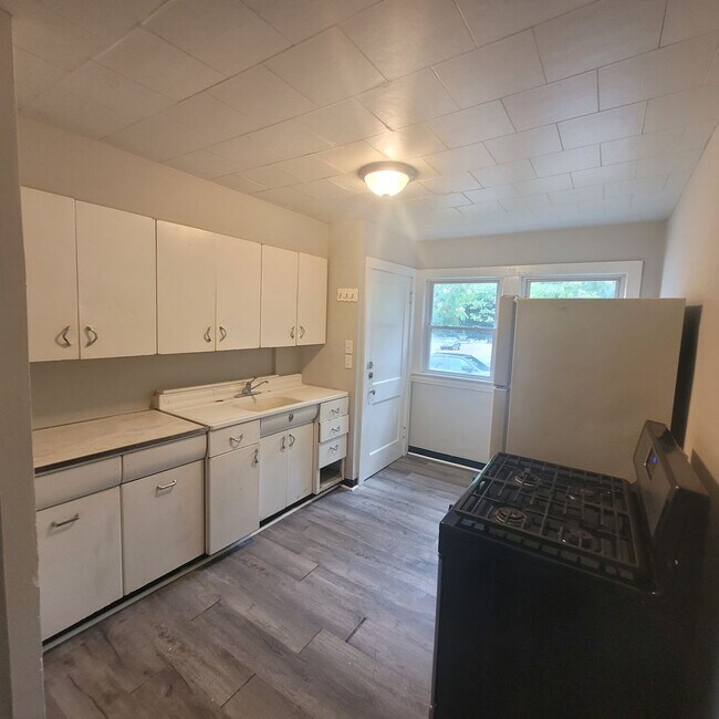 Building Photo - 3219 W 114th St