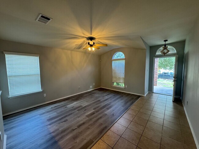 Building Photo - Freshly Renovated Midway ISD Home