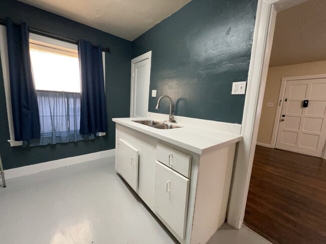 Building Photo - 1552 Lombardy St