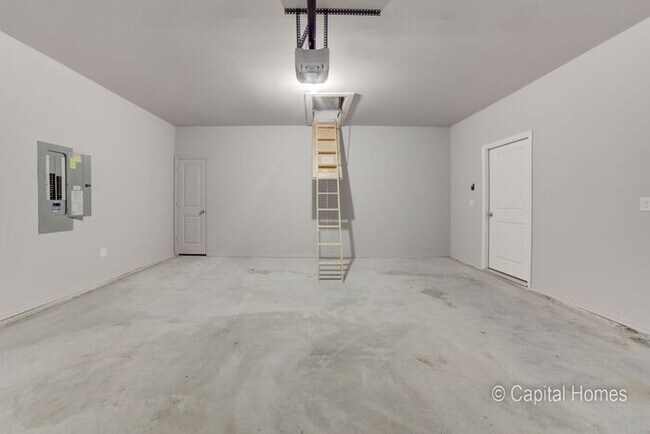 Building Photo - Move In Special! Relax In The Comfort of a...