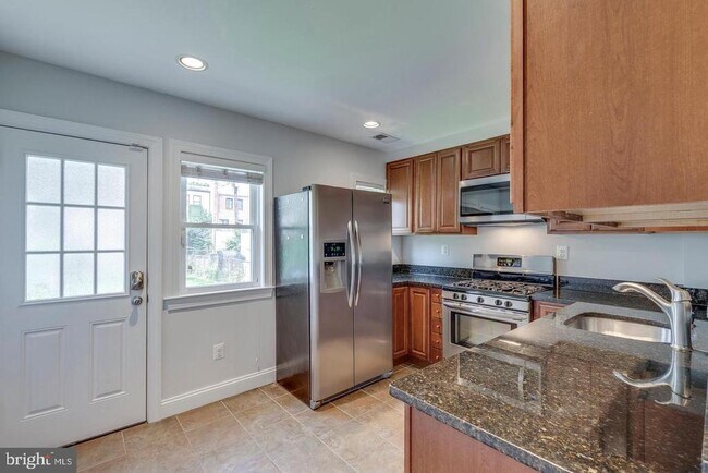 Building Photo - 436 20th St NE