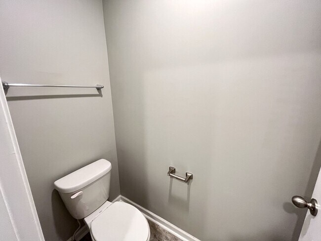 Building Photo - Beautiful Townhome in Columbia minutes to I-65!