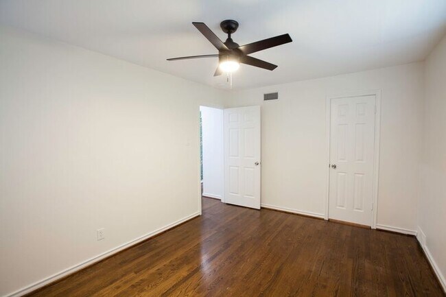 Building Photo - 10140 Shadyview Dr